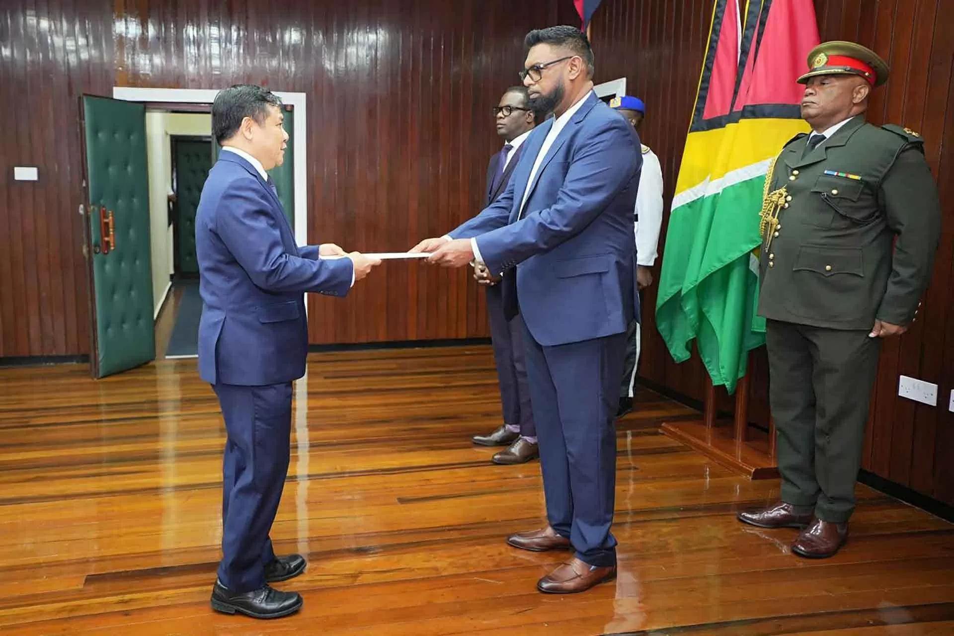 Đại sứ Bùi Văn Nghị trình Thư ủy nhiệm lên Tổng thống Cộng hoà hợp tác Guyana