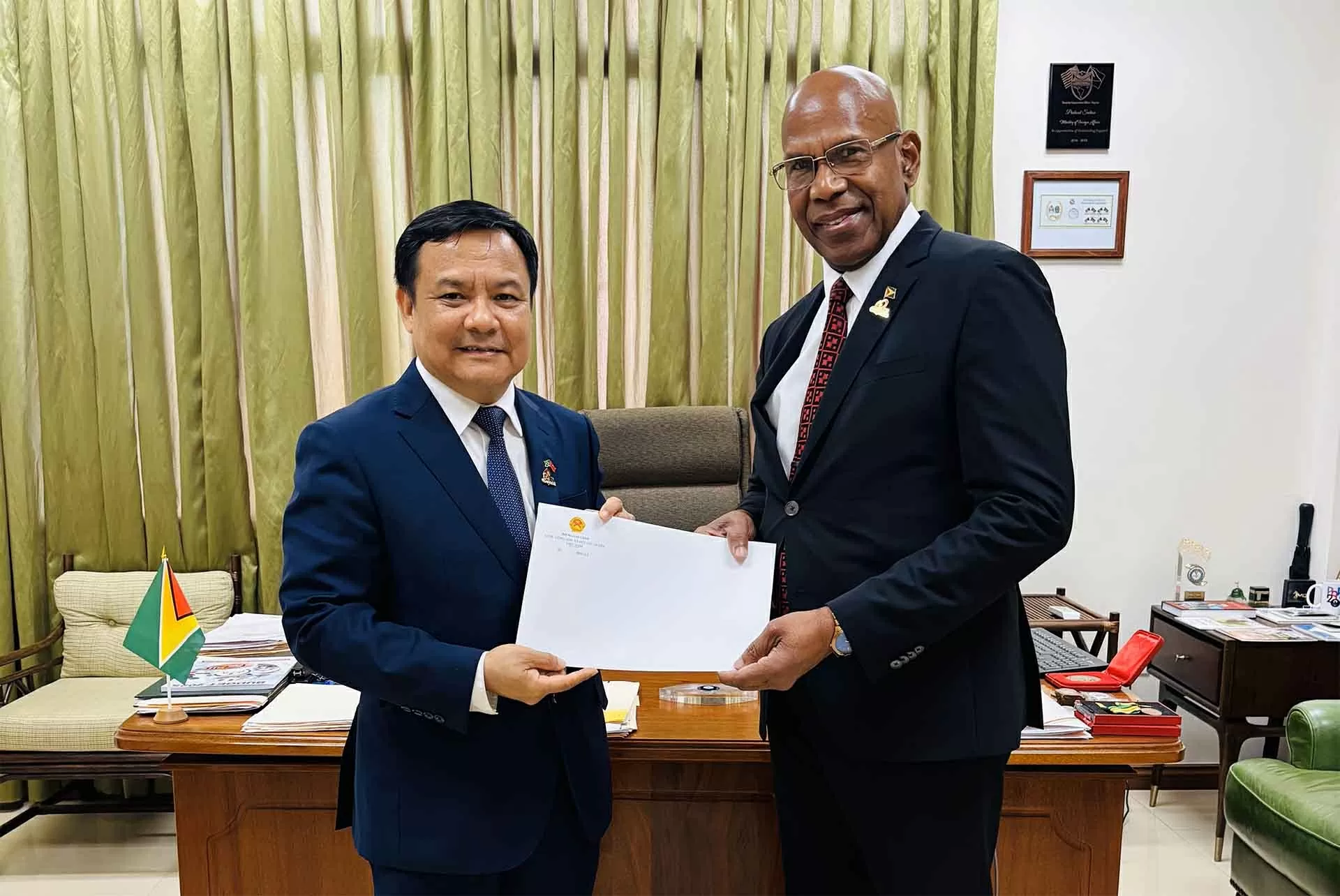 Đại sứ Bùi Văn Nghị trình Thư ủy nhiệm lên Tổng thống Cộng hoà hợp tác Guyana