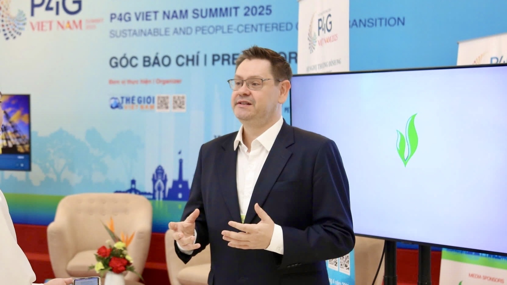 Con người chính là trung tâm của hành trình phát triển bền vững