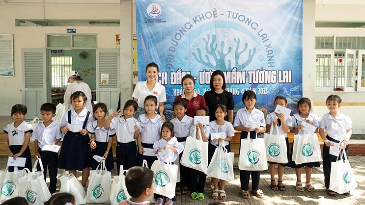 Người đẹp Diễm Nhi: Trao quà yêu thương và lan tỏa thông điệp bảo vệ đại dương