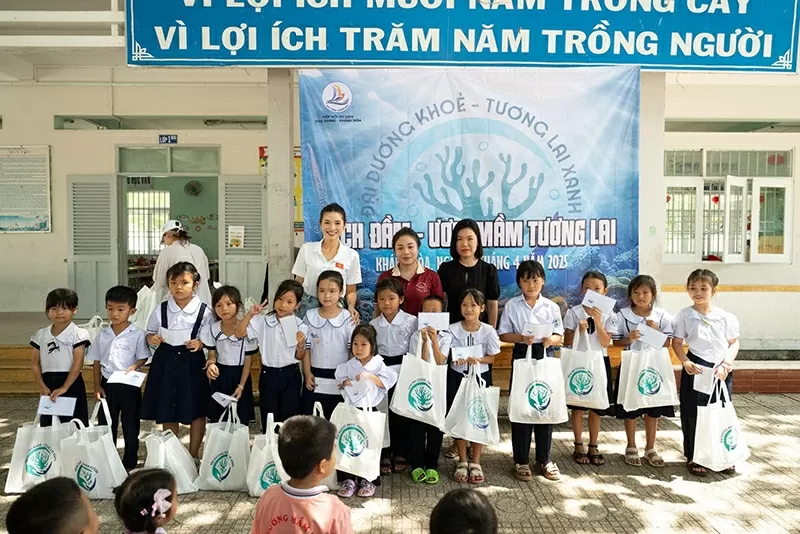 MC Diễm Nhi trao quà cho các em học sinh có hoàn cảnh khó khăn. MC Diễm Nhi trao quà cho các em học sinh có hoàn cảnh khó khăn.