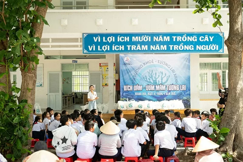 MC Diễm Nhi nỗ lực tuyên truyền, chia sẻ những thông điệp thiết thực về bảo vệ môi trường. MC Diễm Nhi nỗ lực tuyên truyền, chia sẻ những thông điệp thiết thực về bảo vệ môi trường.