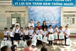 Người đẹp Diễm Nhi: Trao quà yêu thương và lan tỏa thông điệp bảo vệ đại dương