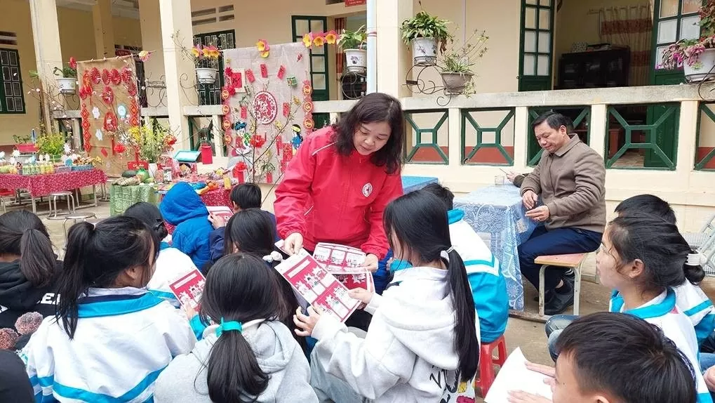 Phát tờ rơi hướng dẫn cho các học sinh. Phát tờ rơi hướng dẫn cho các học sinh.