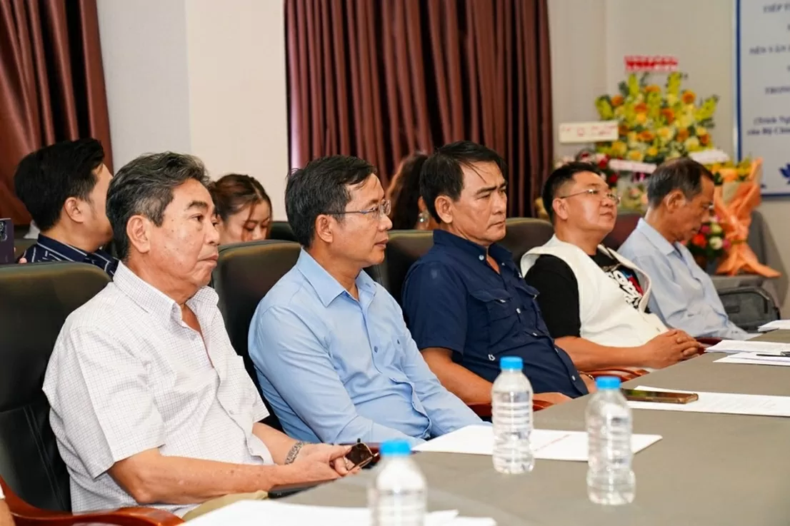 Những người anh trân quý tới ủng hộ tinh thần ca sĩ Lê Anh Tuấn.