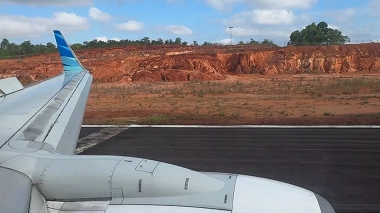 Lốp máy bay văng ra khi hạ cánh khiến hành khách 'sợ hết hồn'