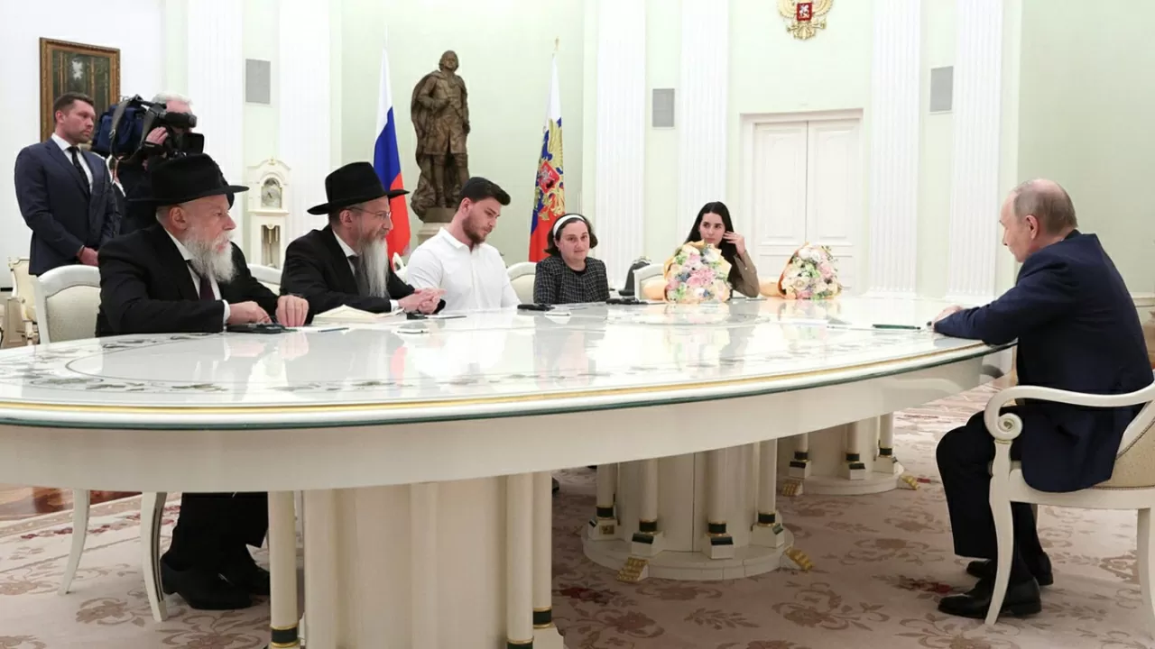 Ảnh ấn tượng: Lebanon-Syria xích lại gần nhau, Mỹ đe doạ sa thải Chủ tịch Cục Dự trữ Liên bang, Tổng thư ký NATO bất ngờ thăm Ukraine