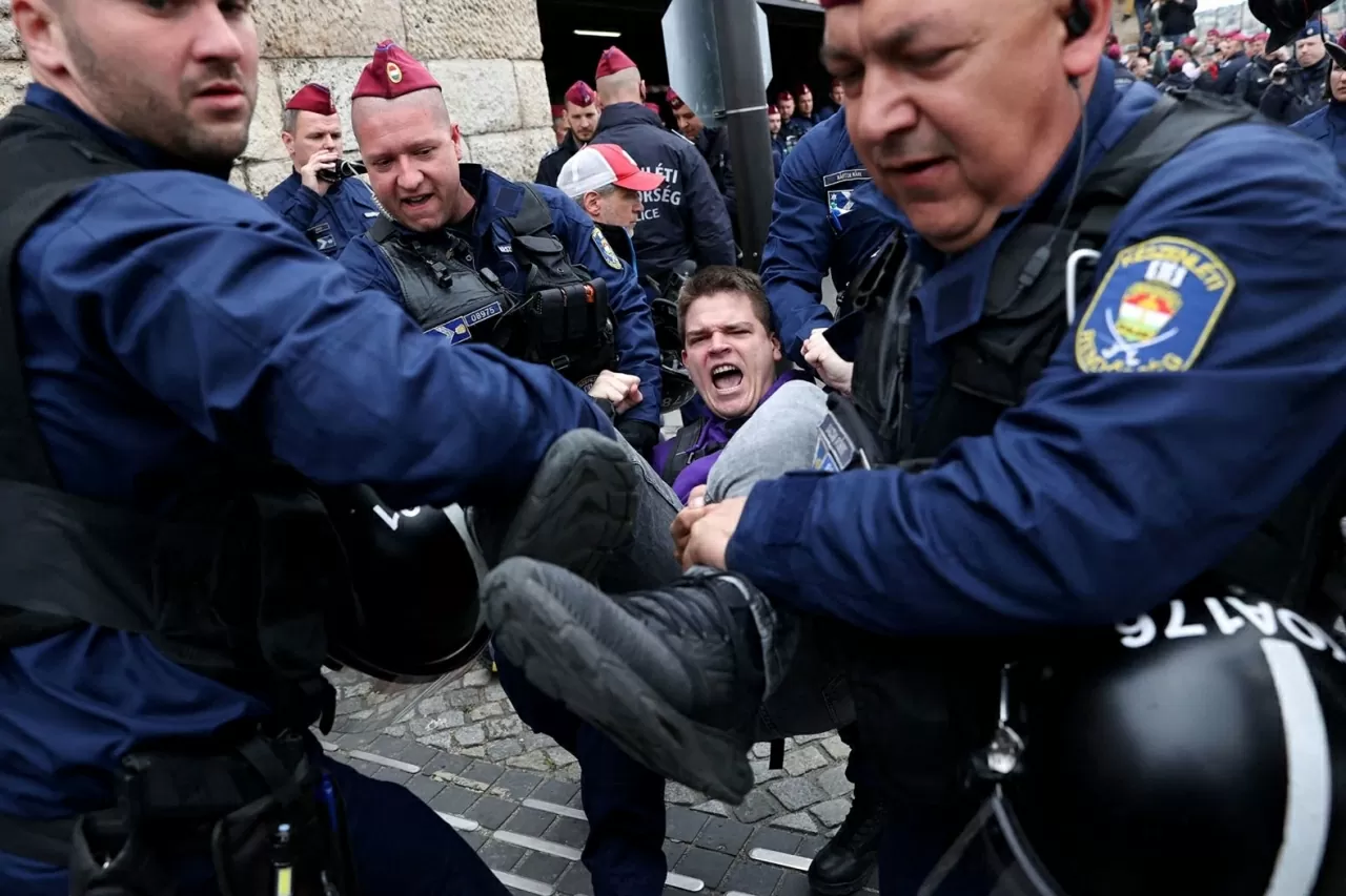 Cảnh sát khiêng một người biểu tình đi khi những người phản đối chặn lối vào gara tòa nhà Quốc hội ở Budapest, Hungary, ngày 14/4. Cùng ngày, Quốc hội nước này đã thông qua một sửa đổi hiến pháp cho phép chính phủ cấm các sự kiện công cộng của cộng đồng LGBTQ+. (Nguồn: Reuters)