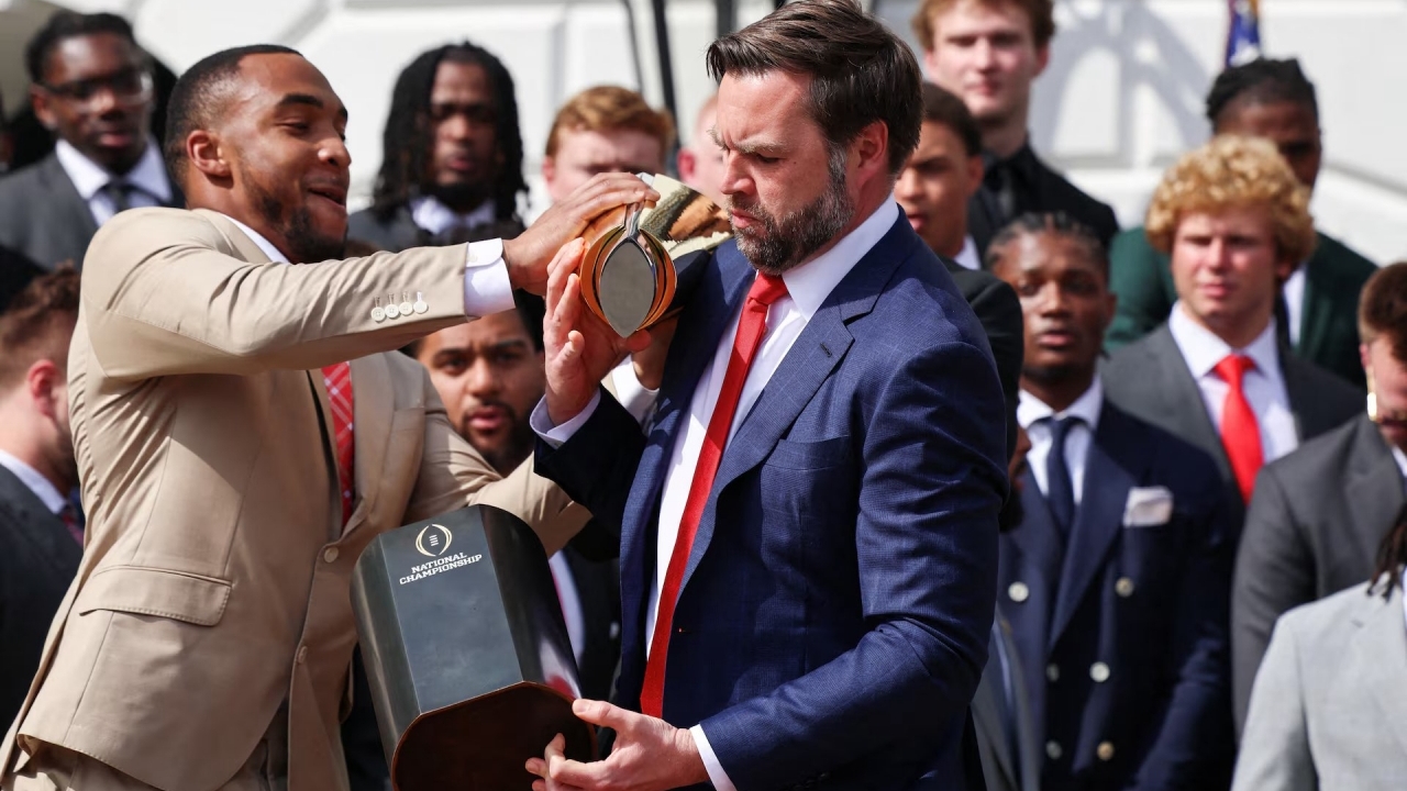 Ảnh ấn tượng: Lebanon-Syria xích lại gần nhau, Mỹ đe doạ sa thải Chủ tịch Cục Dự trữ Liên bang, Tổng thư ký NATO bất ngờ thăm Ukraine