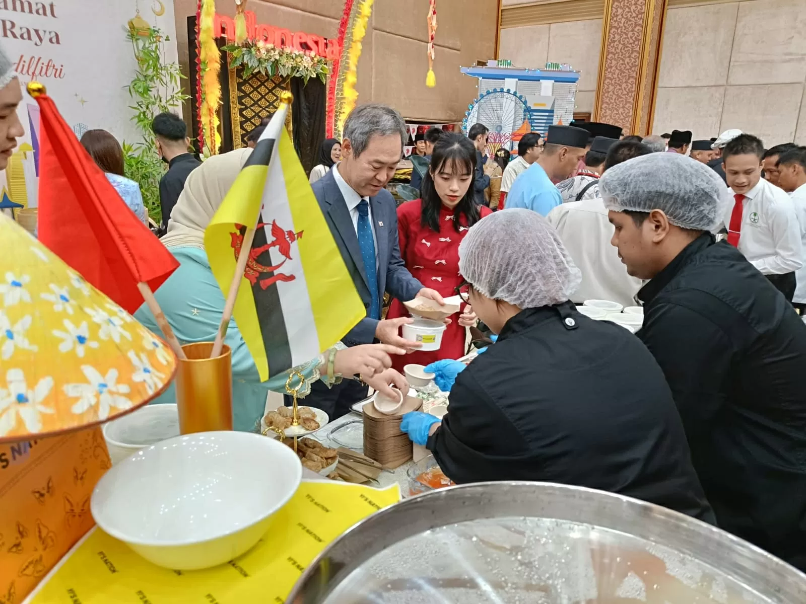 Gian hàng Việt Nam thu hút đông đảo bạn bè quốc tế và sở tại