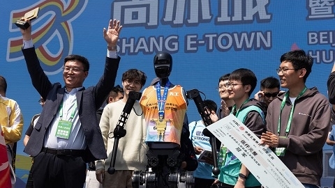 Lần đầu tiên các robot hình người chạy thi với hàng nghìn vận động viên ở Trung Quốc