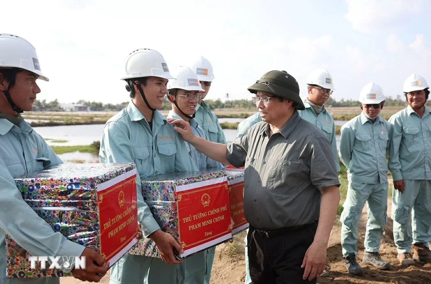 Thủ tướng Phạm Minh Chính thăm, động viên công nhân các đơn vị thi công dự án thành phần đoạn Hậu Giang-Cà Mau. (Ảnh: Dương Giang/TTXVN) Thủ tướng Phạm Minh Chính thăm, động viên công nhân các đơn vị thi công dự án thành phần đoạn Hậu Giang-Cà Mau. (Ảnh: Dương Giang/TTXVN)