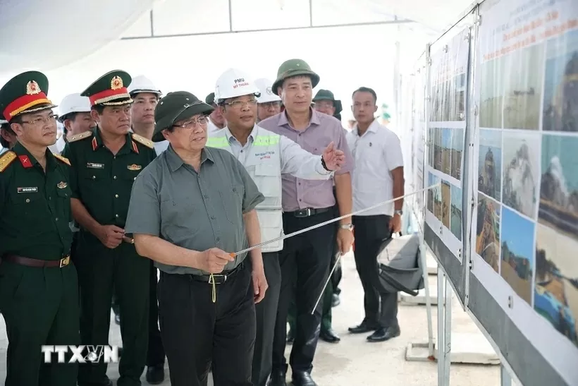 Thủ tướng Phạm Minh Chính kiểm tra tiến độ thi công dự án thành phần đoạn Hậu Giang-Cà Mau. (Ảnh: Dương Giang/TTXVN) Thủ tướng Phạm Minh Chính kiểm tra tiến độ thi công dự án thành phần đoạn Hậu Giang-Cà Mau. (Ảnh: Dương Giang/TTXVN)