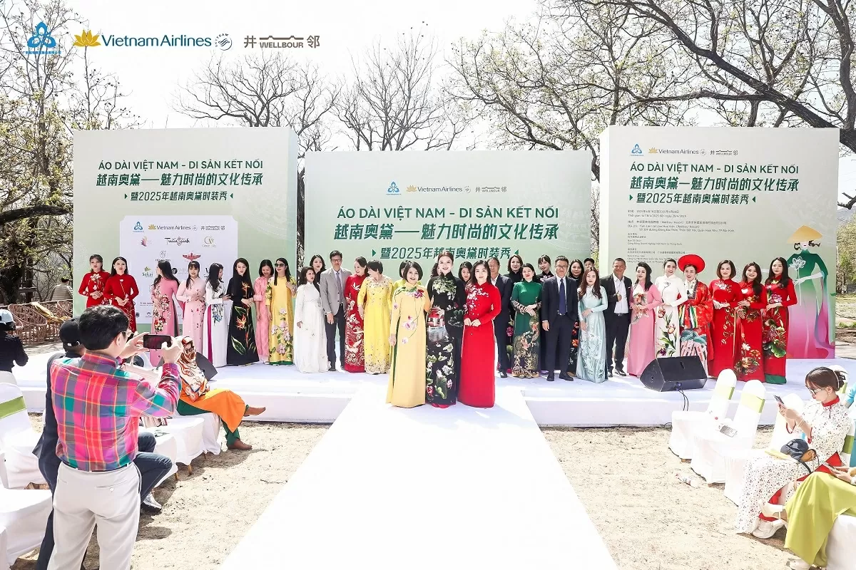 Kết nối tình hữu nghị Việt Nam-Trung Quốc qua tà áo dài Việt Nam