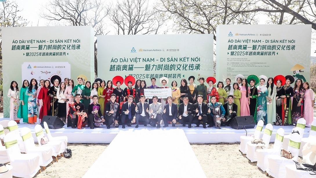 Thêu kết tình hữu nghị Việt Nam-Trung Quốc qua tà áo dài truyền thống