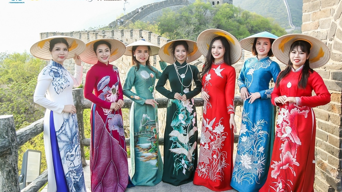 Áo dài Việt Nam thướt tha tỏa sắc hương ở Vạn Lý Trường Thành, Trung Quốc