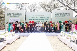 Thêu kết tình hữu nghị Việt Nam-Trung Quốc qua tà áo dài truyền thống