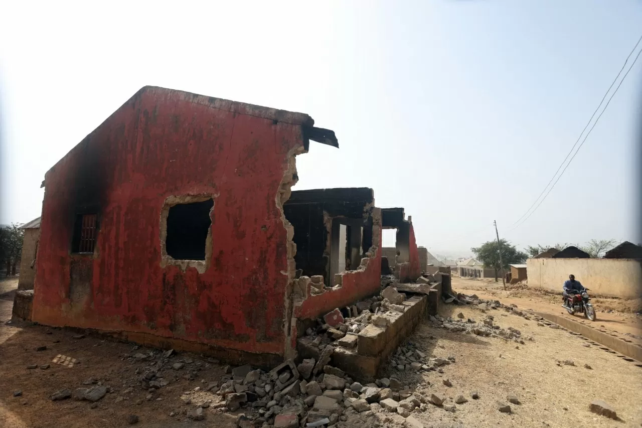 Gần đây, tại khu vực miền Trung Nigeria thường xuyên xảy ra xung đột liên quan đến đất đai giữa những người chăn nuôi du mục theo đạo Hồi và nông dân định cư theo đạo Thiên chúa. Gần đây, tại khu vực miền Trung Nigeria thường xuyên xảy ra xung đột liên quan đến đất đai giữa những người chăn nuôi du mục theo đạo Hồi và nông dân định cư theo đạo Thiên chúa.