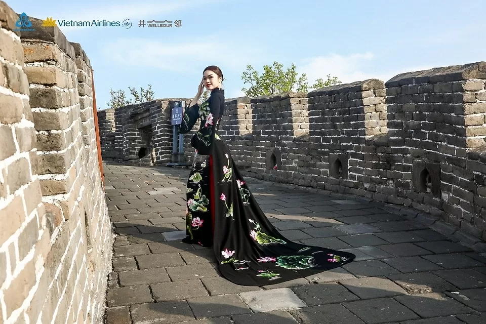 Những tà áo dài được thêu tay thủ công tỉ mỉ khiến những cánh hoa chiếc lá sống động như thật. (Nguồn: BTC)