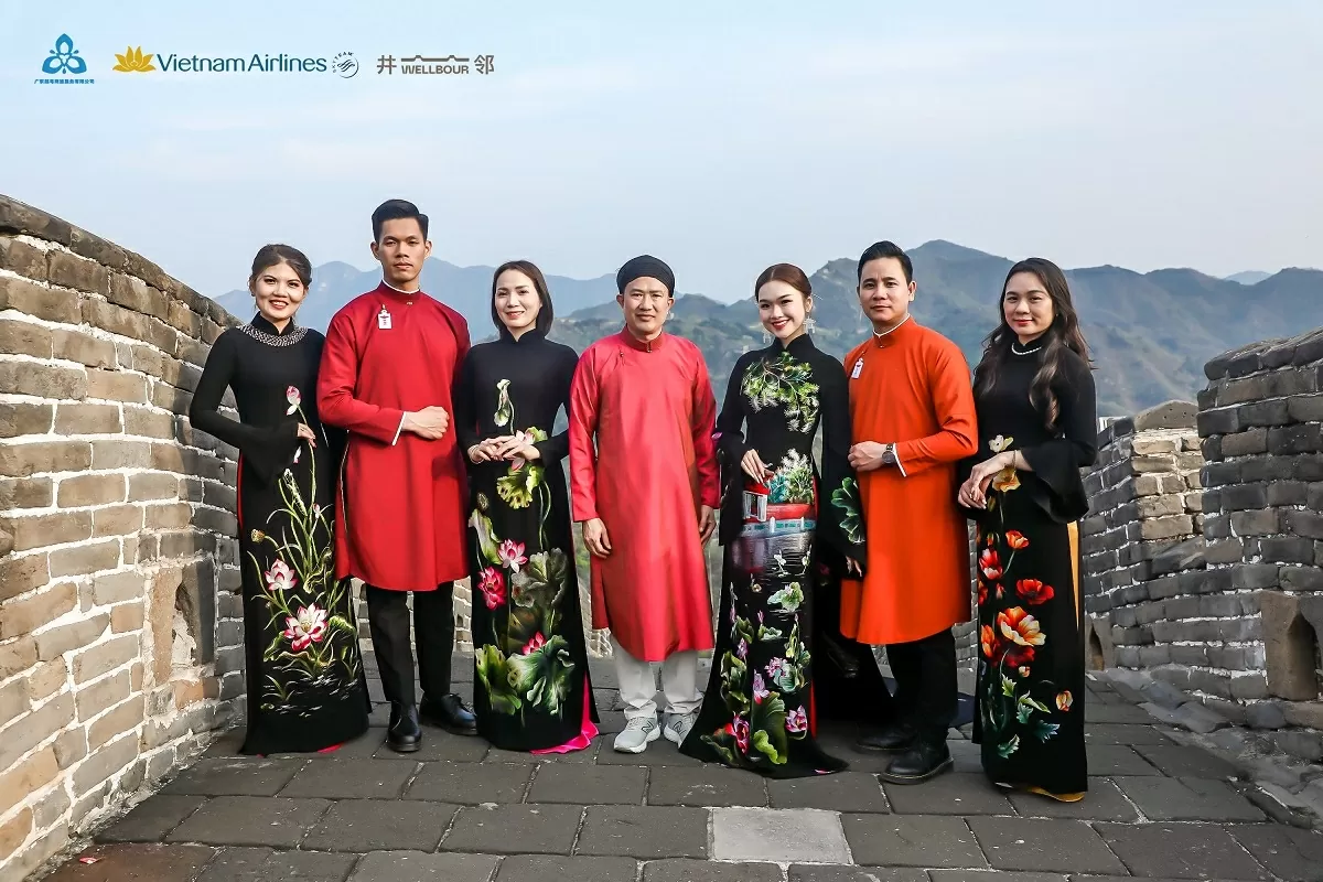 Bộ sưu tập áo dài nam ngũ thân của CLB Đình Làng Việt và bộ sưu tập Sắc Xuân của NTK Tuấn Sành.