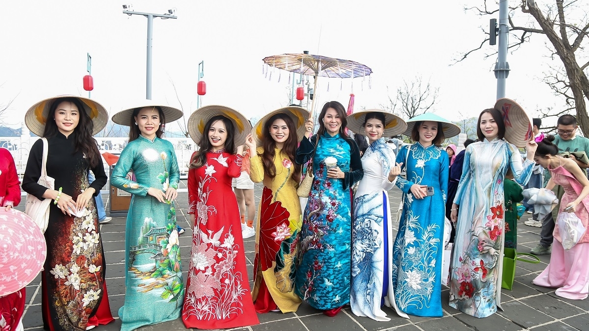 Áo dài Việt Phượng tung bay khoe sắc ở di sản nổi tiếng của Trung Quốc