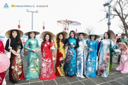 Áo dài Việt Phượng tung bay khoe sắc ở di sản nổi tiếng của Trung Quốc