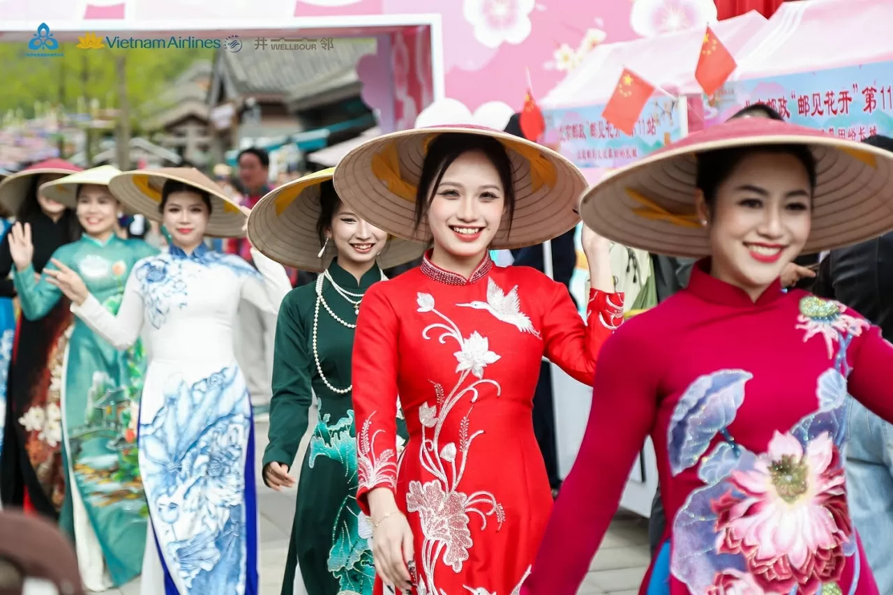 Những vị 'sứ giả' lan tỏa văn hóa áo dài đến với bạn bè Trung Quốc và quốc tế.