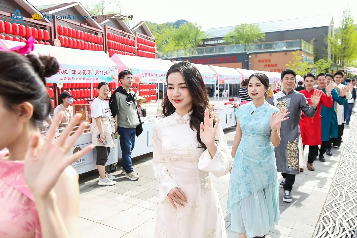 Những thiếu nữ Việt duyên dáng trong tà áo dài thu hút sự chú ý của các du khách.