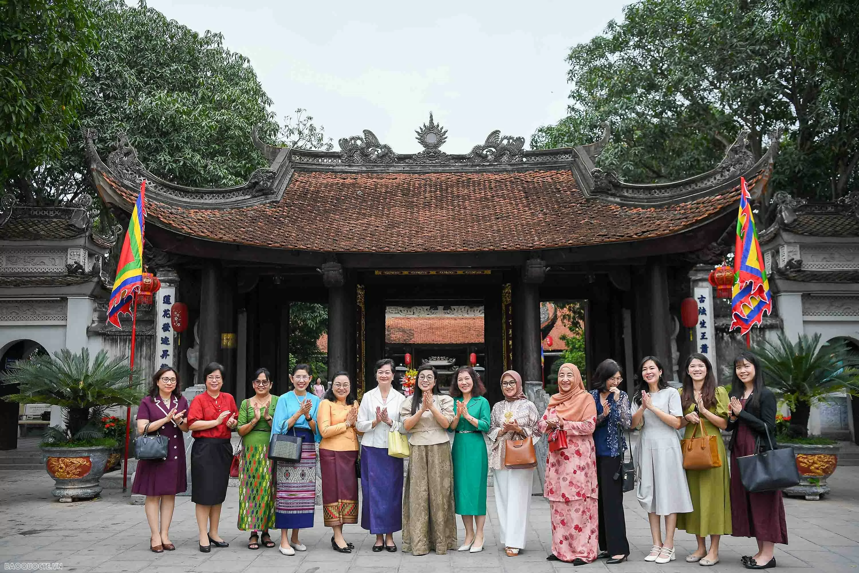 Phu nhân Thủ tướng tặng túi làm từ bèo tây, tranh do các em khuyết tật ghép từ vải vụn cho bạn bè quốc tế Phu nhân Thủ tướng tặng túi làm từ bèo tây, tranh do các em khuyết tật ghép từ vải vụn cho bạn bè quốc tế