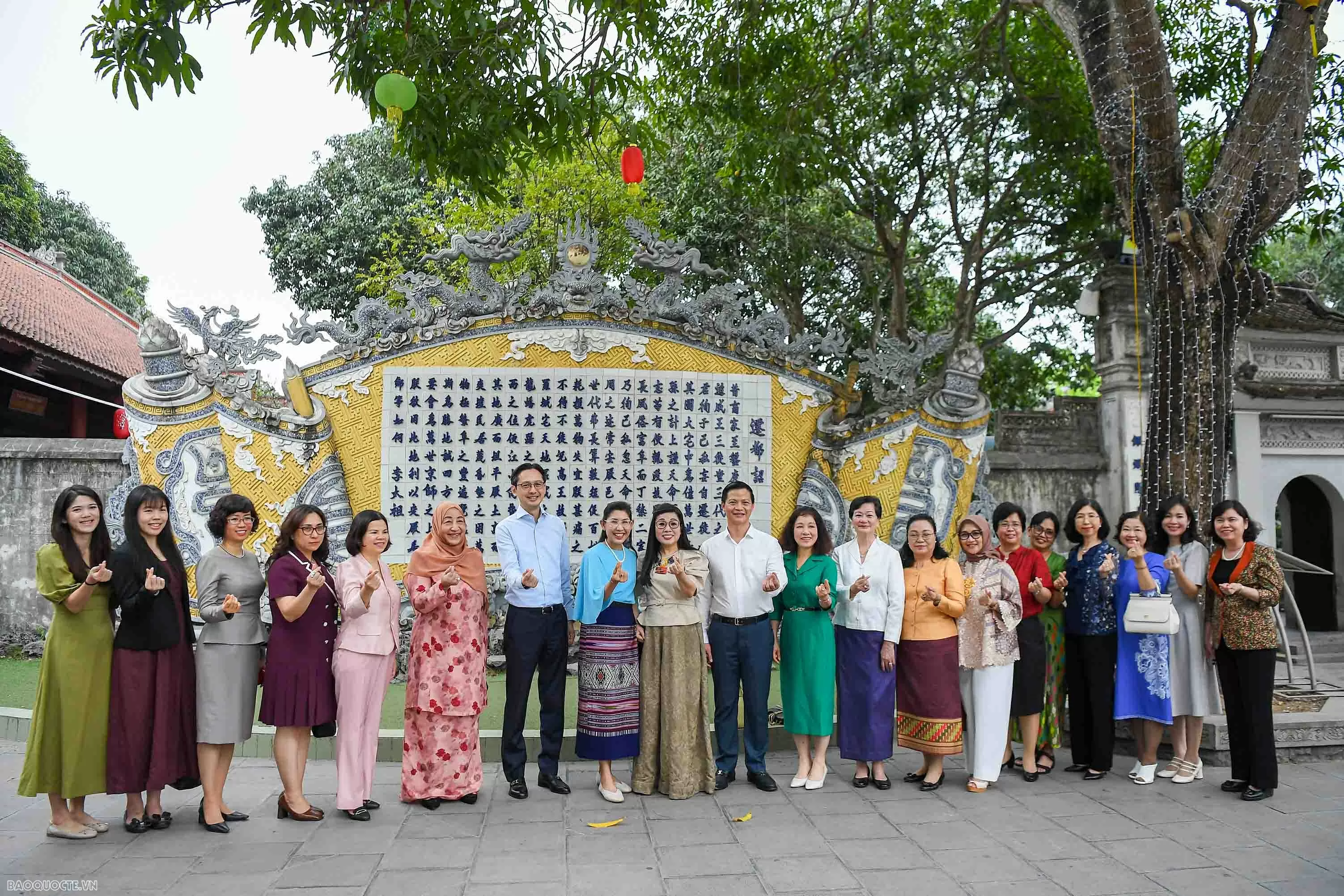 Phu nhân Thủ tướng tặng túi làm từ bèo tây, tranh do các em khuyết tật ghép từ vải vụn cho bạn bè quốc tế Phu nhân Thủ tướng tặng túi làm từ bèo tây, tranh do các em khuyết tật ghép từ vải vụn cho bạn bè quốc tế