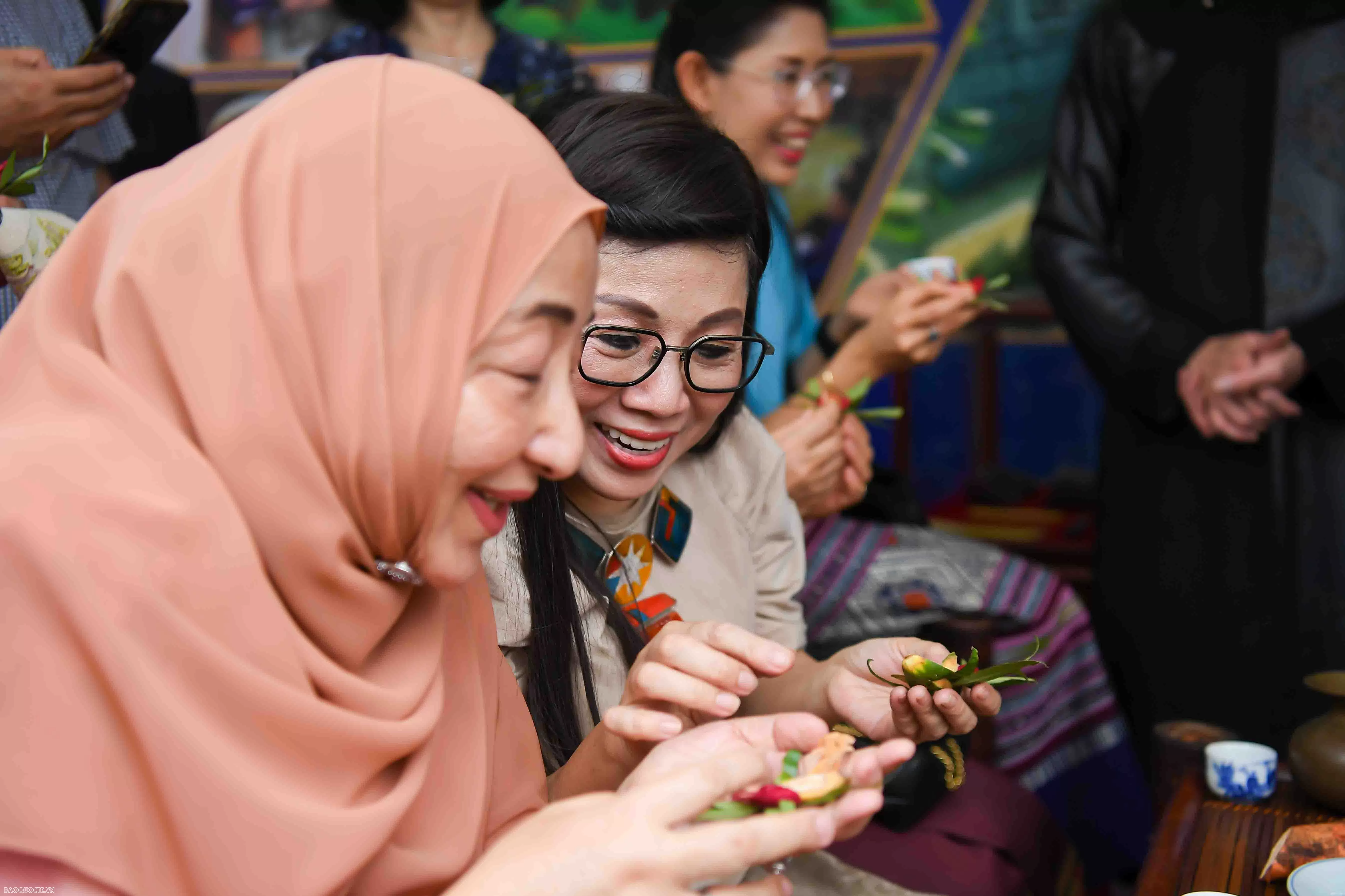 Phu nhân Thủ tướng tặng túi làm từ bèo tây, tranh do các em khuyết tật ghép từ vải vụn cho bạn bè quốc tế Phu nhân Thủ tướng tặng túi làm từ bèo tây, tranh do các em khuyết tật ghép từ vải vụn cho bạn bè quốc tế
