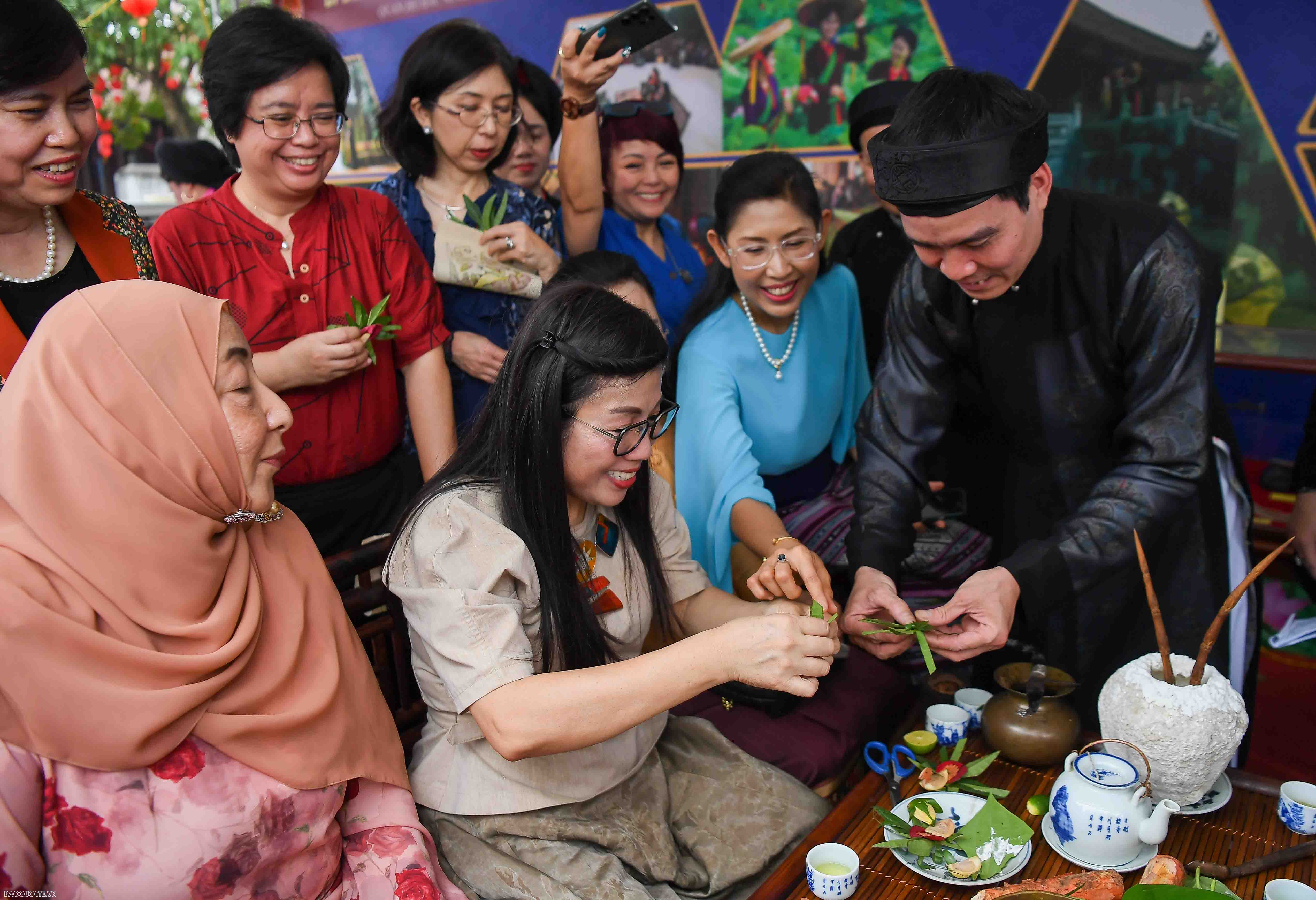 Phu nhân Thủ tướng tặng túi làm từ bèo tây, tranh do các em khuyết tật ghép từ vải vụn cho bạn bè quốc tế Phu nhân Thủ tướng tặng túi làm từ bèo tây, tranh do các em khuyết tật ghép từ vải vụn cho bạn bè quốc tế