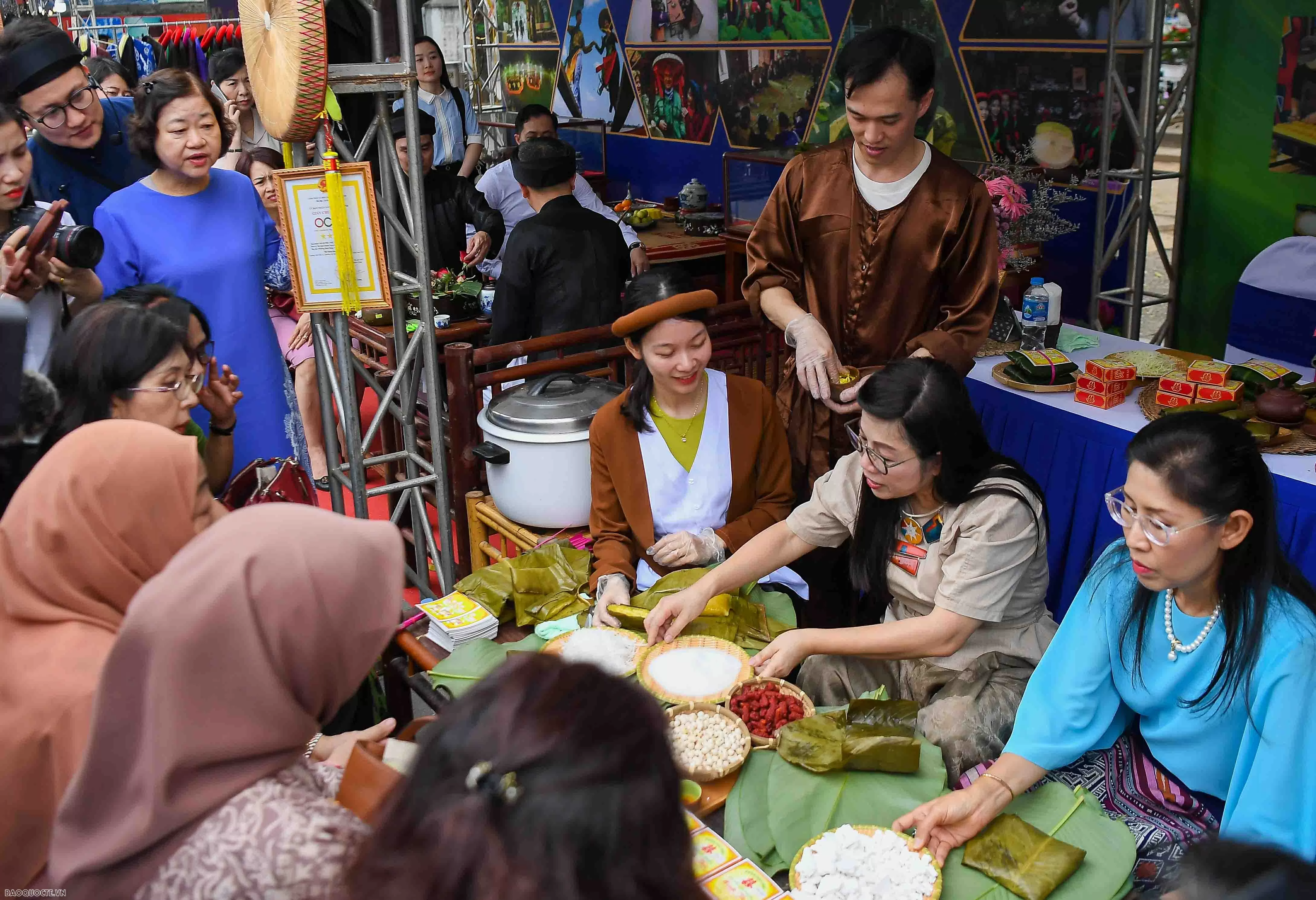 Phu nhân Thủ tướng tặng túi làm từ bèo tây, tranh do các em khuyết tật ghép từ vải vụn cho bạn bè quốc tế Phu nhân Thủ tướng tặng túi làm từ bèo tây, tranh do các em khuyết tật ghép từ vải vụn cho bạn bè quốc tế