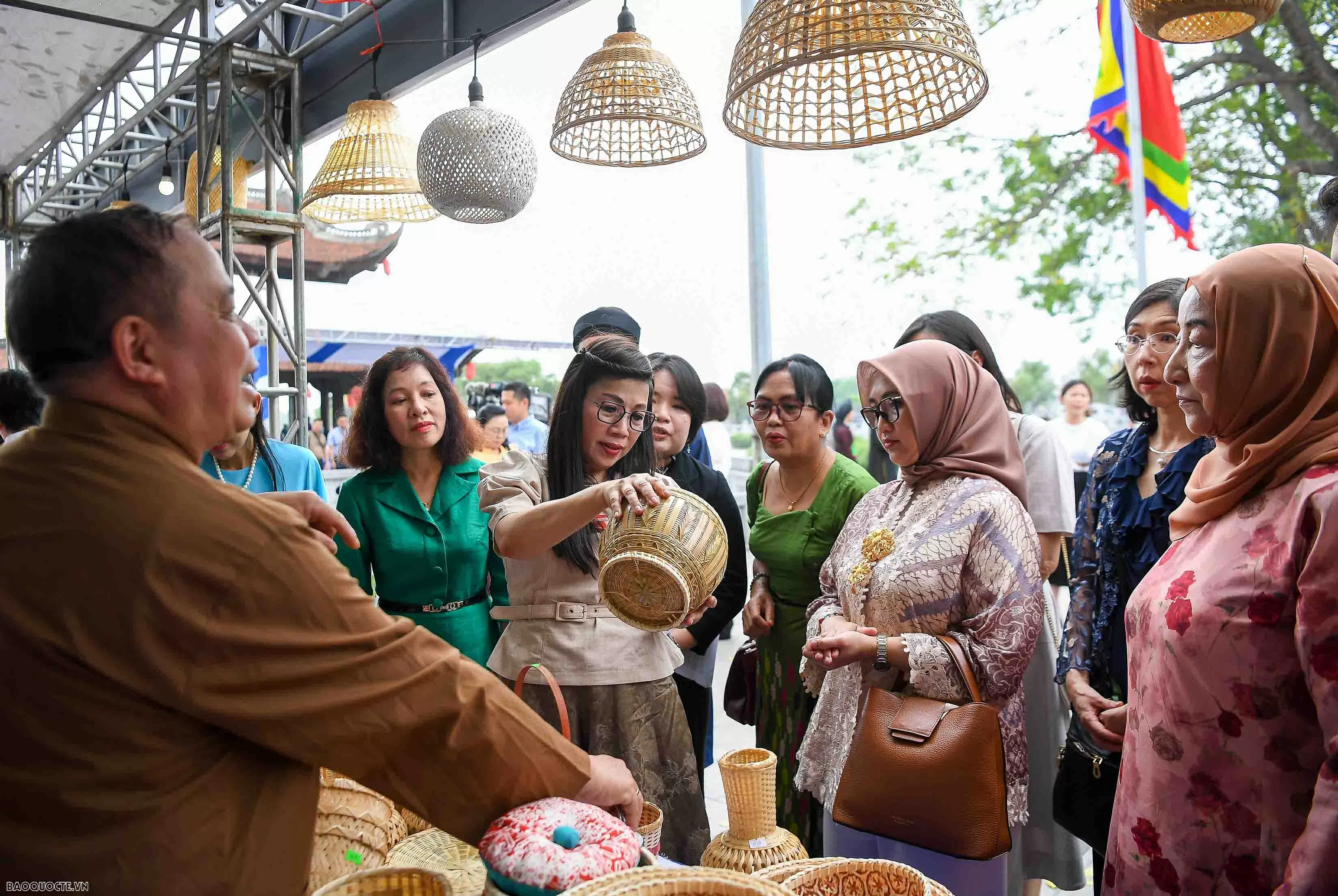 Phu nhân Thủ tướng tặng túi làm từ bèo tây, tranh do các em khuyết tật ghép từ vải vụn cho bạn bè quốc tế Phu nhân Thủ tướng tặng túi làm từ bèo tây, tranh do các em khuyết tật ghép từ vải vụn cho bạn bè quốc tế