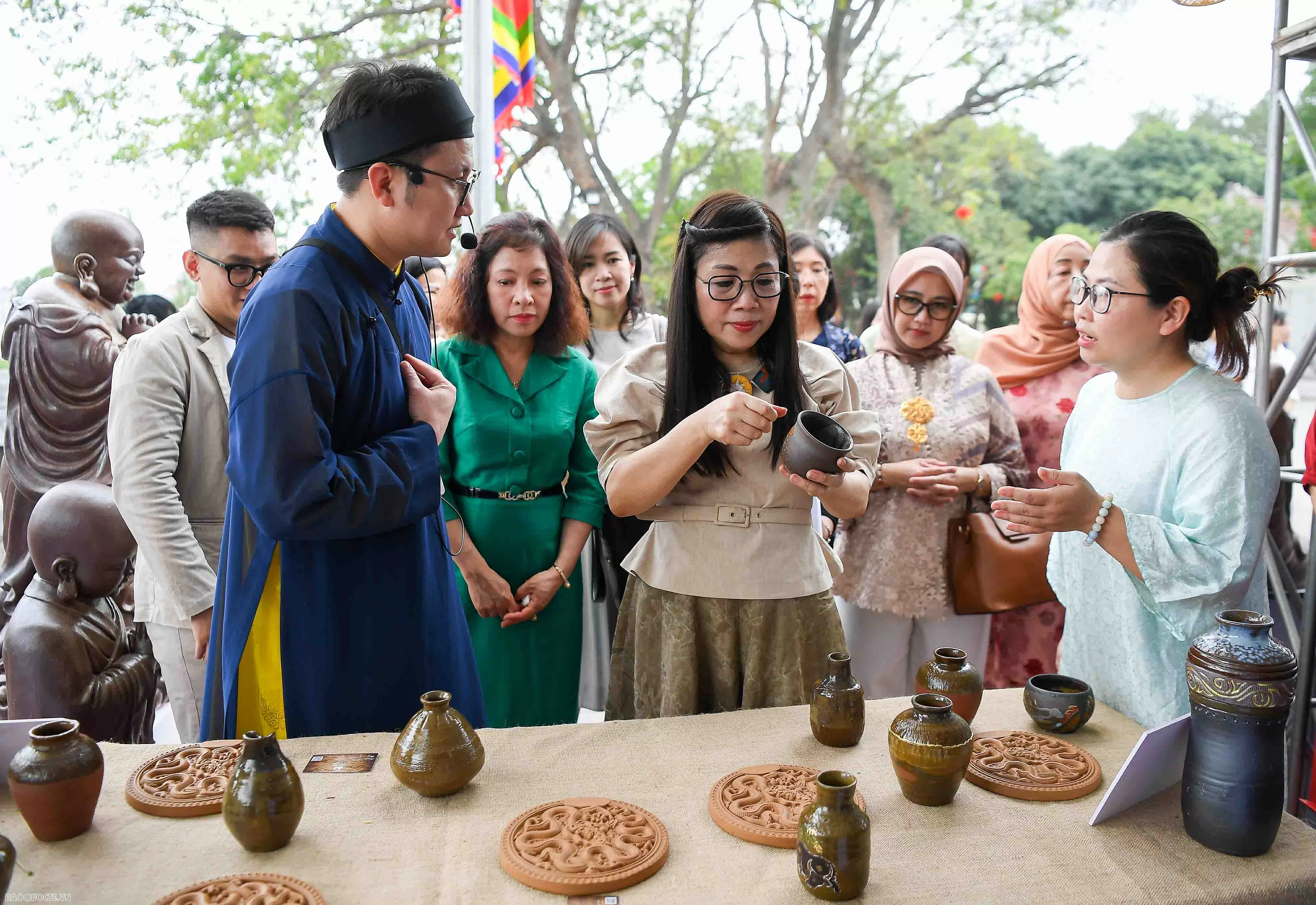 Phu nhân Thủ tướng tặng túi làm từ bèo tây, tranh do các em khuyết tật ghép từ vải vụn cho bạn bè quốc tế Phu nhân Thủ tướng tặng túi làm từ bèo tây, tranh do các em khuyết tật ghép từ vải vụn cho bạn bè quốc tế