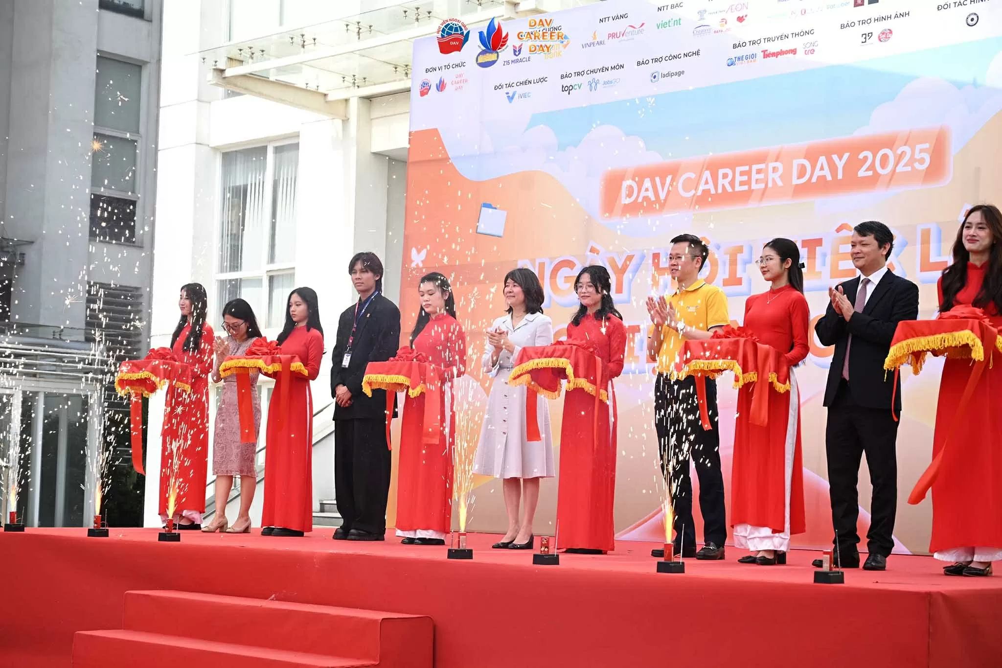 Ban Giám đốc Học viện cùng các Nhà tài trợ và các đơn vị đối tác tuyển dụng đồng hành cùng chương trình.