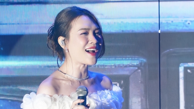 Sao Việt: Ca sĩ Mỹ Tâm thăng hạng nhan sắc, diễn viên Khả Ngân đời thường rạng rỡ