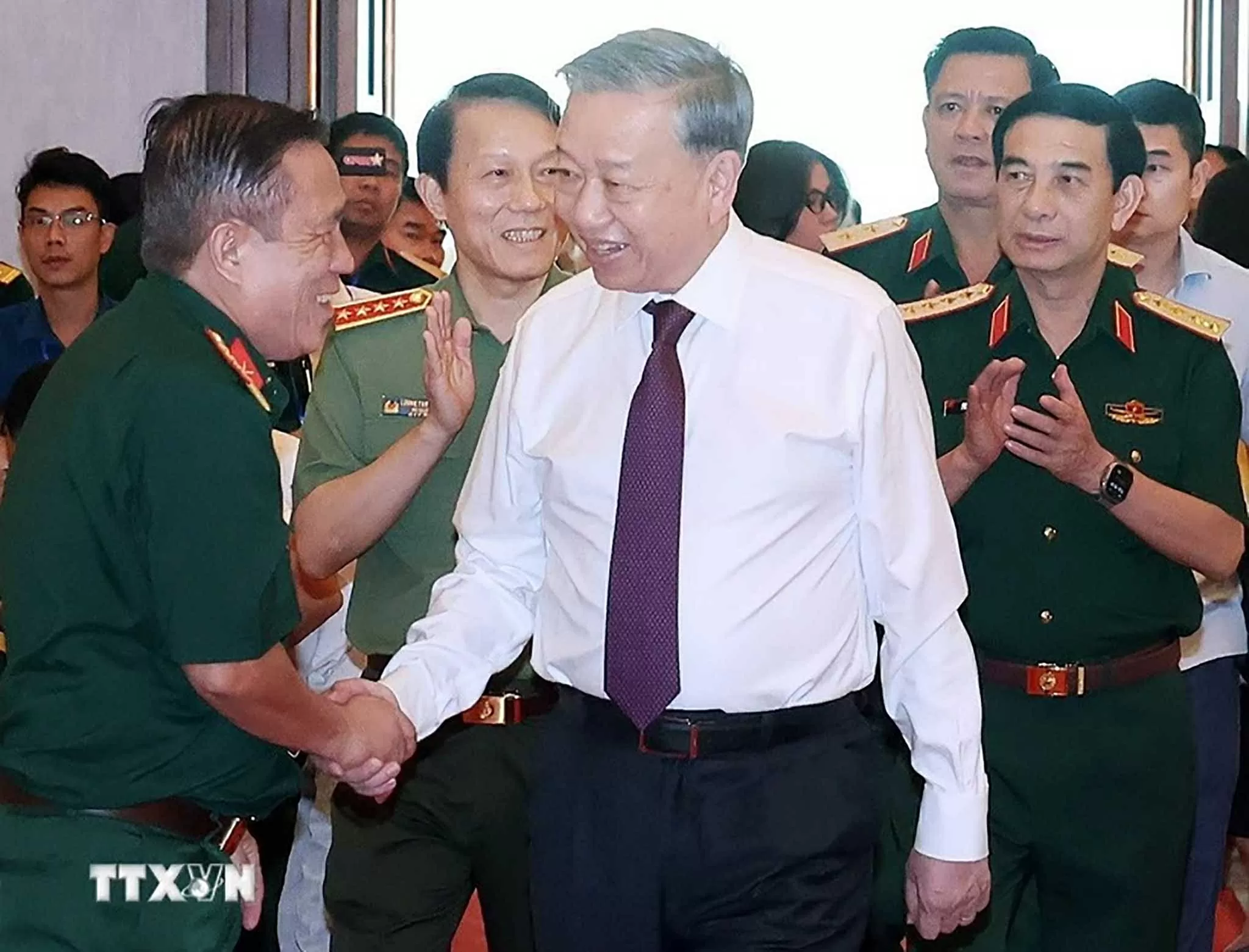 Tổng Bí thư Tô Lâm gặp mặt đại biểu tướng lĩnh, Anh hùng Lực lượng Vũ trang Nhân dân, điệp báo, biệt động Sài Gòn, du kích, cựu thanh niên xung phong, dân công hoả tuyến tham gia chiến dịch Hồ Chí Minh. (Nguồn: TTXVN) Tổng Bí thư Tô Lâm gặp mặt đại biểu tướng lĩnh, Anh hùng Lực lượng Vũ trang Nhân dân, điệp báo, biệt động Sài Gòn, du kích, cựu thanh niên xung phong, dân công hoả tuyến tham gia chiến dịch Hồ Chí Minh. (Nguồn: TTXVN)