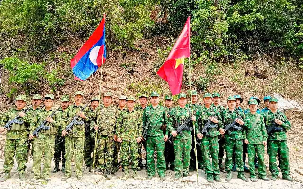 Tuần tra song phương biên giới Việt Nam-Lào dịp 30/4