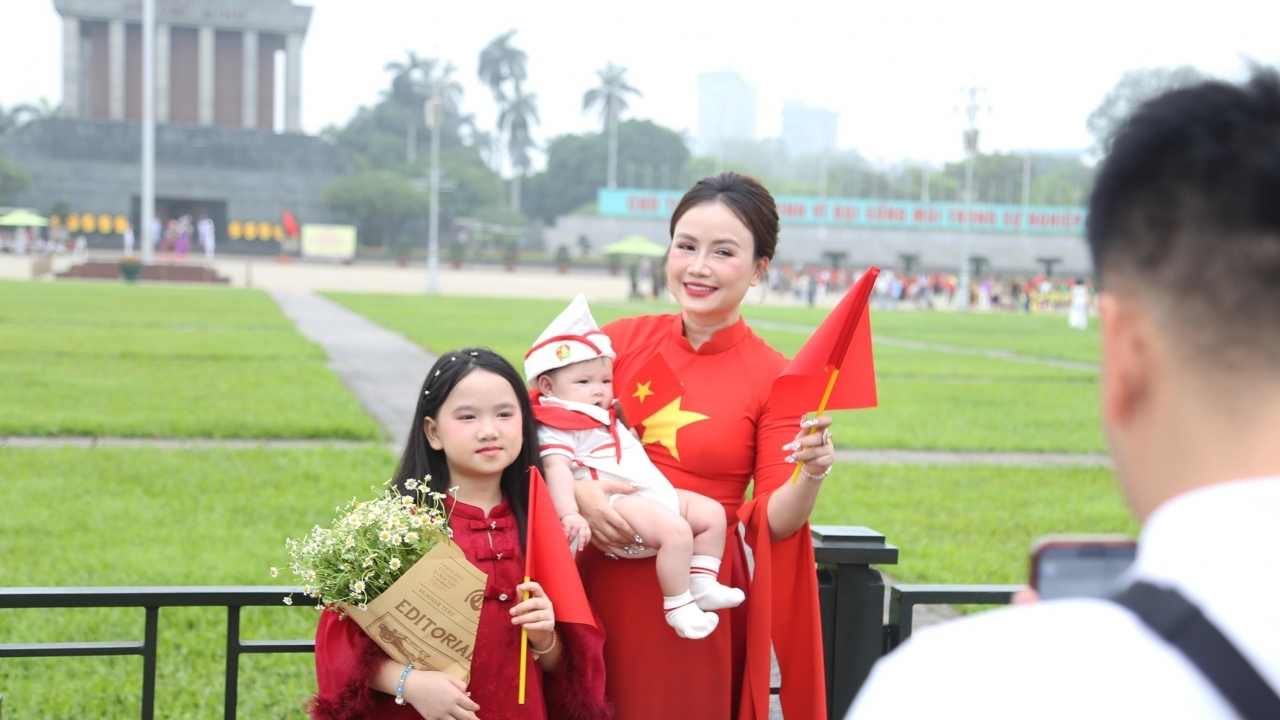 Không khí nhộn nhịp ở Quảng trường Ba Đình chào mừng Ngày Giải phóng miền Nam, thống nhất đất nước