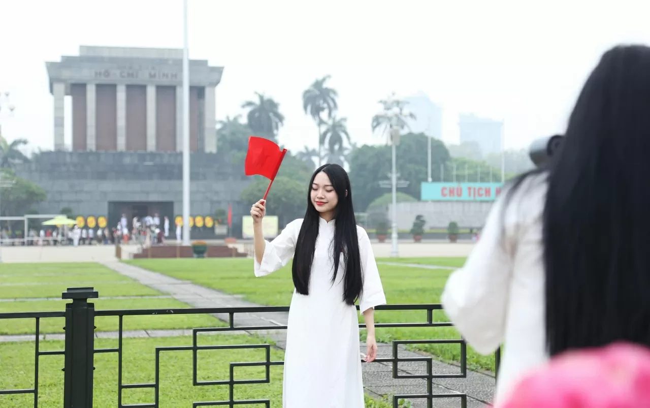 Đối với nhiều bạn trẻ lựa chọn chụp ảnh tại Quảng trường Ba Đình lịch sử với tà áo dài truyền thống là lựa chọn phù hợp nhất để lưu giữ lại thời khắc trọng đại của Đất nước. (Ảnh: Thành Long)