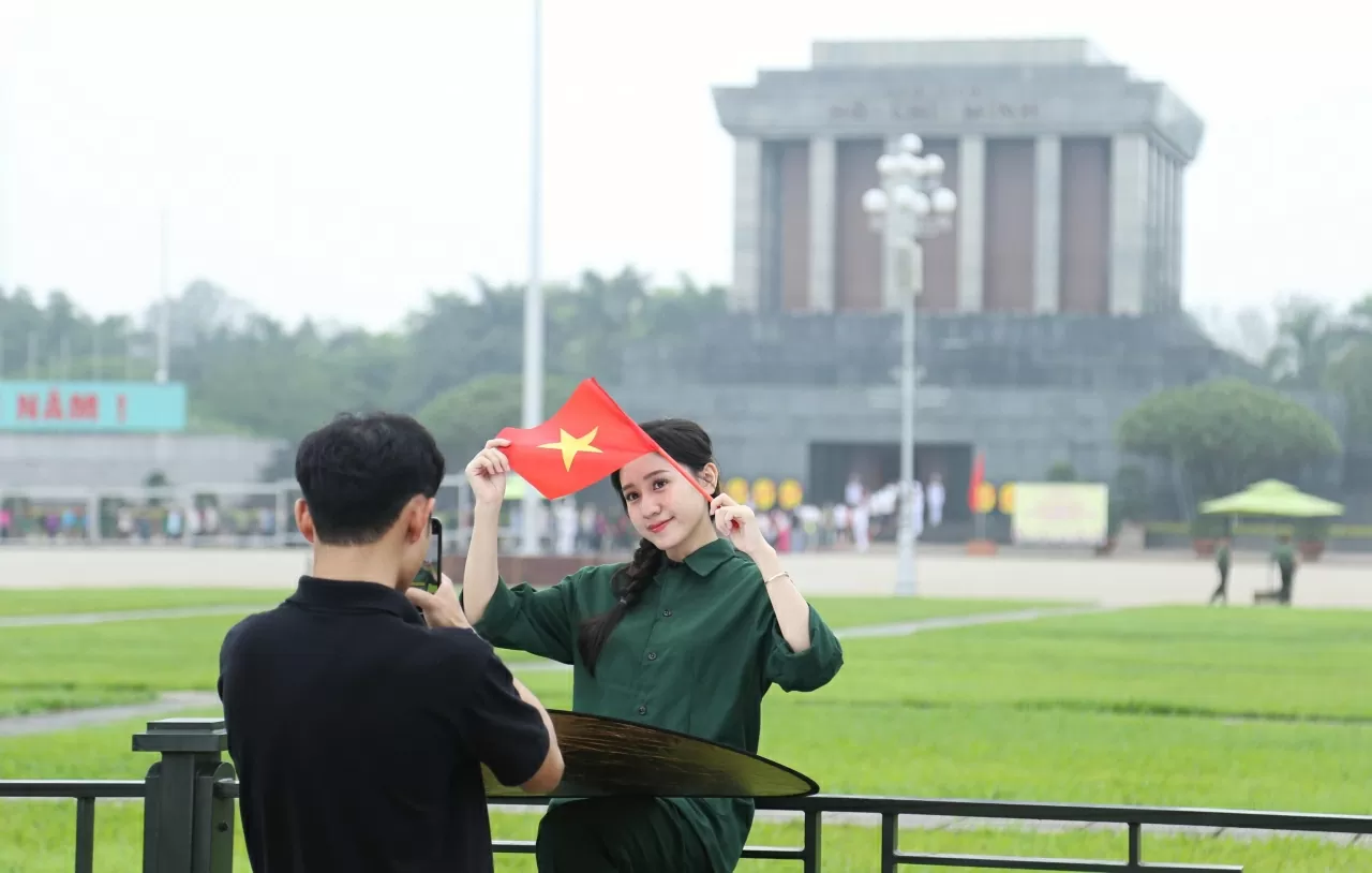 Khi gần Ngày kỷ niệm 50 năm Giải phóng miền Nam thống nhất đất nước (30/4) đang đến rất gần, lượng người đổ về Quảng trường Ba Đình ngày càng tăng. Điều này cho thấy sự quan tâm ngày càng sâu sắc và tình yêu lớn lao của thế hệ trẻ đối với lịch sử và truyề