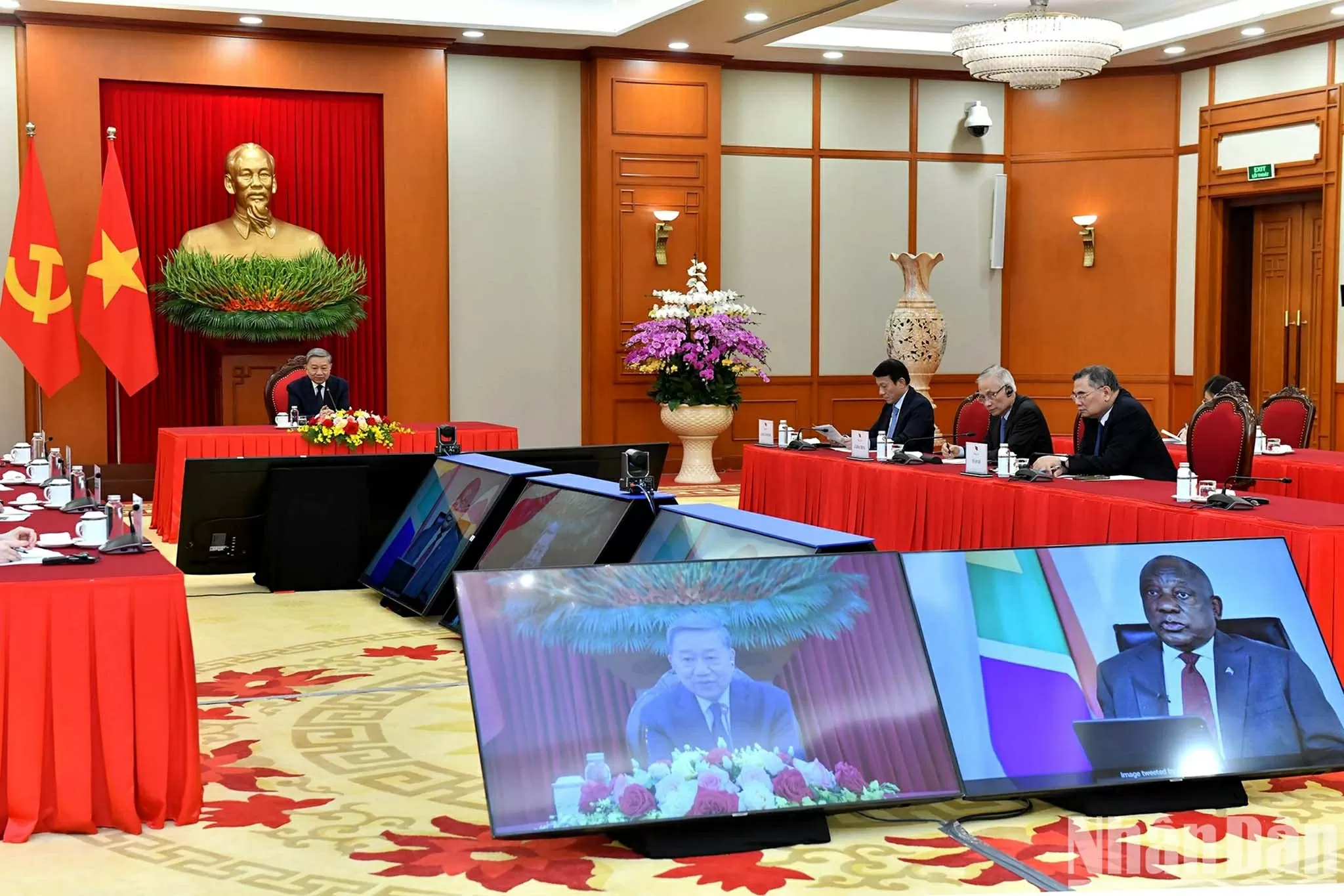 Tổng Bí thư Tô Lâm điện đàm với Chủ tịch Đảng Đại hội Dân tộc Phi, Tổng thống Nam Phi Cyril Ramaphosa. (Nguồn: Báo Nhân dân) Tổng Bí thư Tô Lâm điện đàm với Chủ tịch Đảng Đại hội Dân tộc Phi, Tổng thống Nam Phi Cyril Ramaphosa. (Nguồn: Báo Nhân dân)