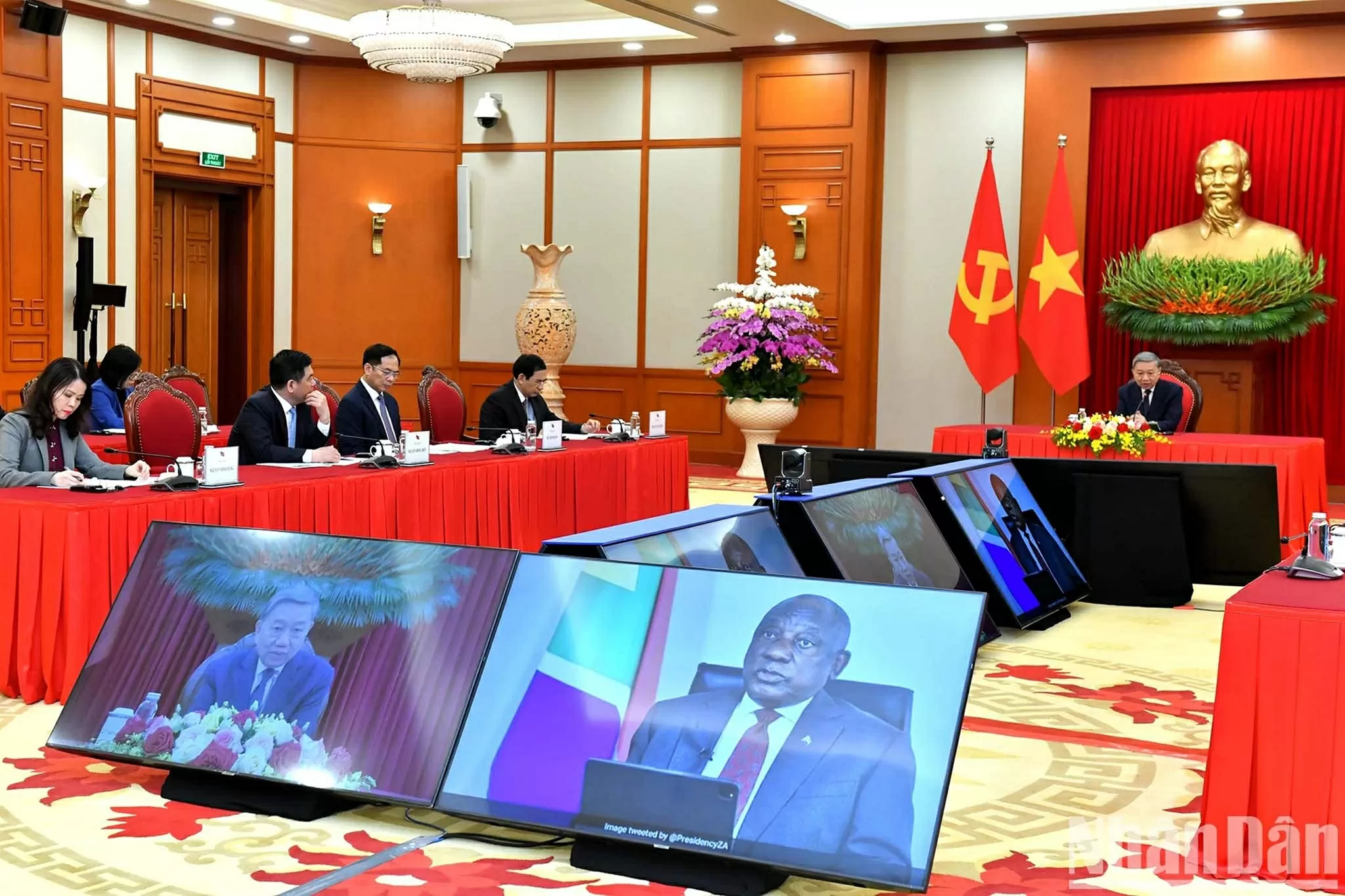 Tổng Bí thư Tô Lâm điện đàm với Chủ tịch Đảng Đại hội Dân tộc Phi, Tổng thống Nam Phi Cyril Ramaphosa. (Nguồn: Báo Nhân dân) Tổng Bí thư Tô Lâm điện đàm với Chủ tịch Đảng Đại hội Dân tộc Phi, Tổng thống Nam Phi Cyril Ramaphosa. (Nguồn: Báo Nhân dân)