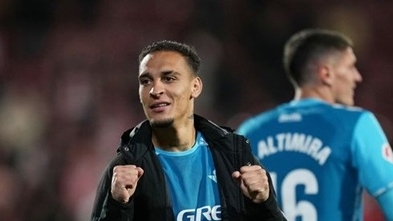 Lập siêu phẩm, Antony khoe hình xăm có một không hai