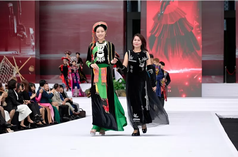 NTK Hàn Phượng “chào sân” công tại Lễ công bố Tuần lễ thời trang Sinh viên toàn cầu 2025. NTK Hàn Phượng “chào sân” công tại Lễ công bố Tuần lễ thời trang Sinh viên toàn cầu 2025.