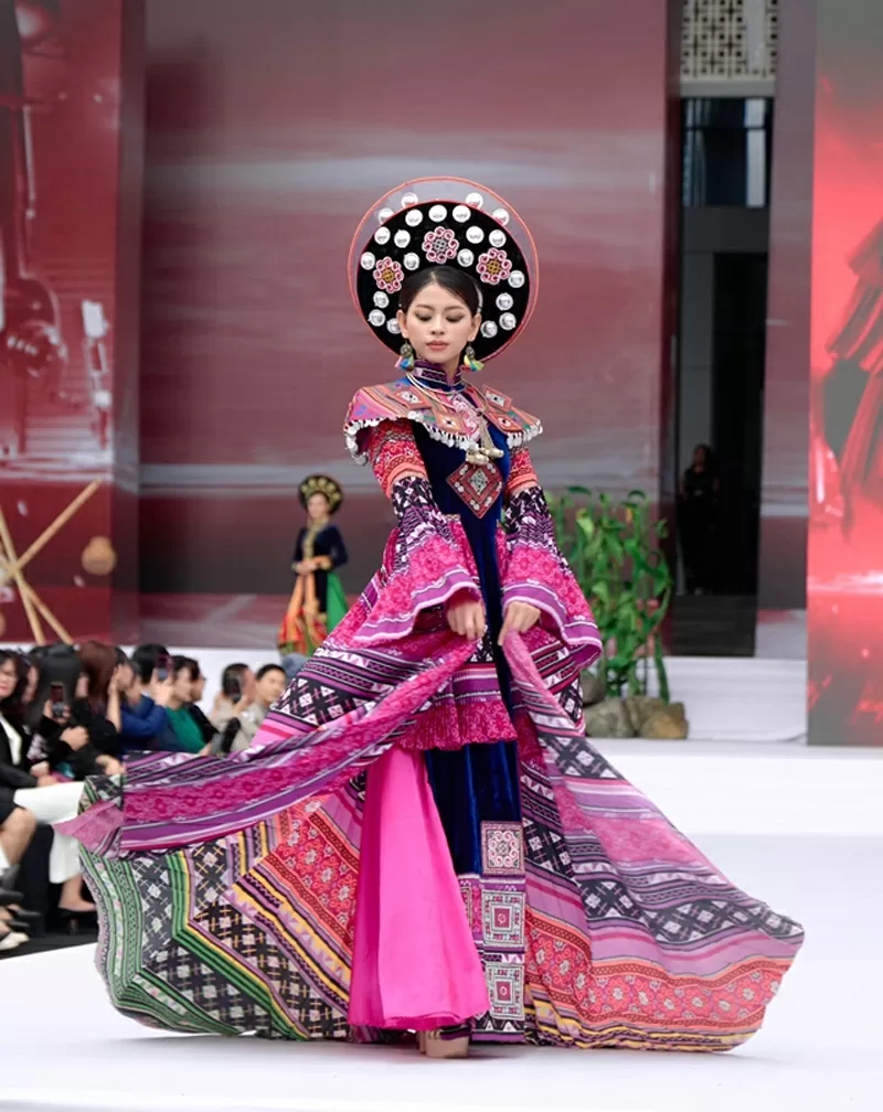 Những họa tiết đính kết cầu kỳ được trình diễn trong BST “Hoa Núi”. Những họa tiết đính kết cầu kỳ được trình diễn trong BST “Hoa Núi”.