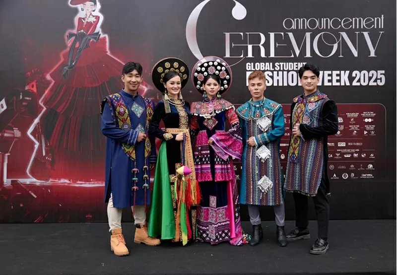 Một số mẫu thiết kế trong BST “Hoa Núi” của NTK Hàn Phượng. Một số mẫu thiết kế trong BST “Hoa Núi” của NTK Hàn Phượng.