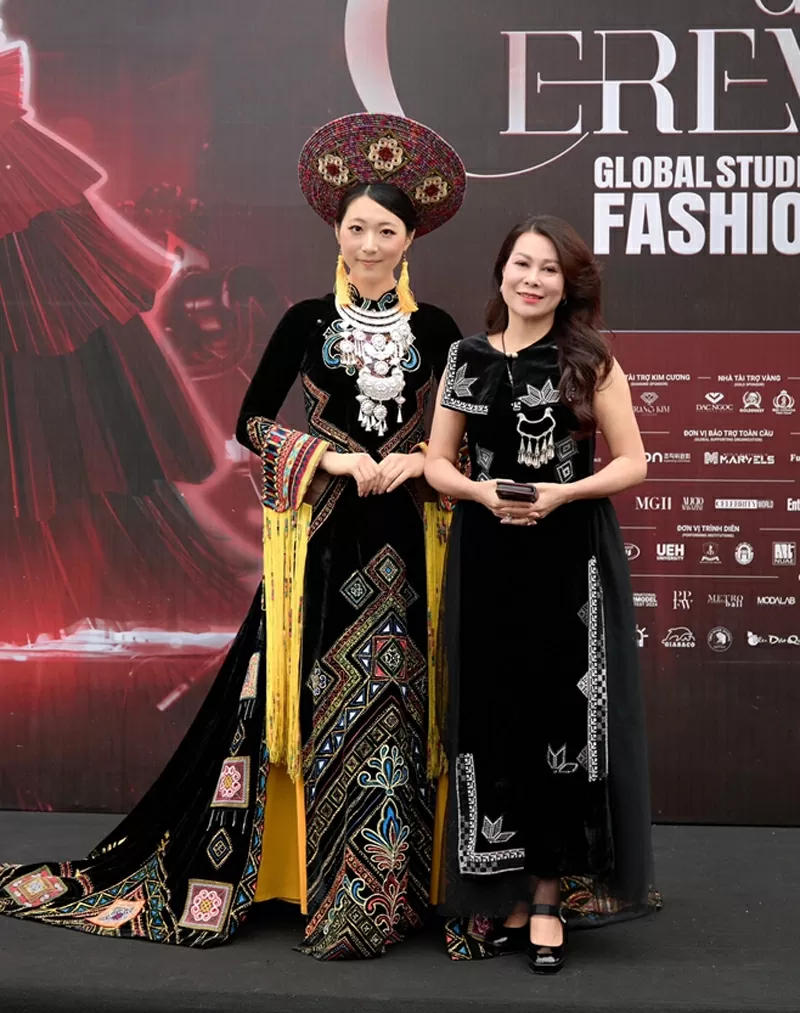 NTK Hàn Phượng và người mẫu quốc tế trong trang phục áo dài truyền thống Việt Nam. NTK Hàn Phượng và người mẫu quốc tế trong trang phục áo dài truyền thống Việt Nam.