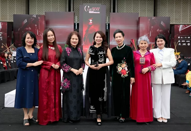 NTK Hàn Phượng (ở giữa) và đại biểu tham dự Tuần lễ thời trang Sinh viên toàn cầu 2025. NTK Hàn Phượng (ở giữa) và đại biểu tham dự Tuần lễ thời trang Sinh viên toàn cầu 2025.